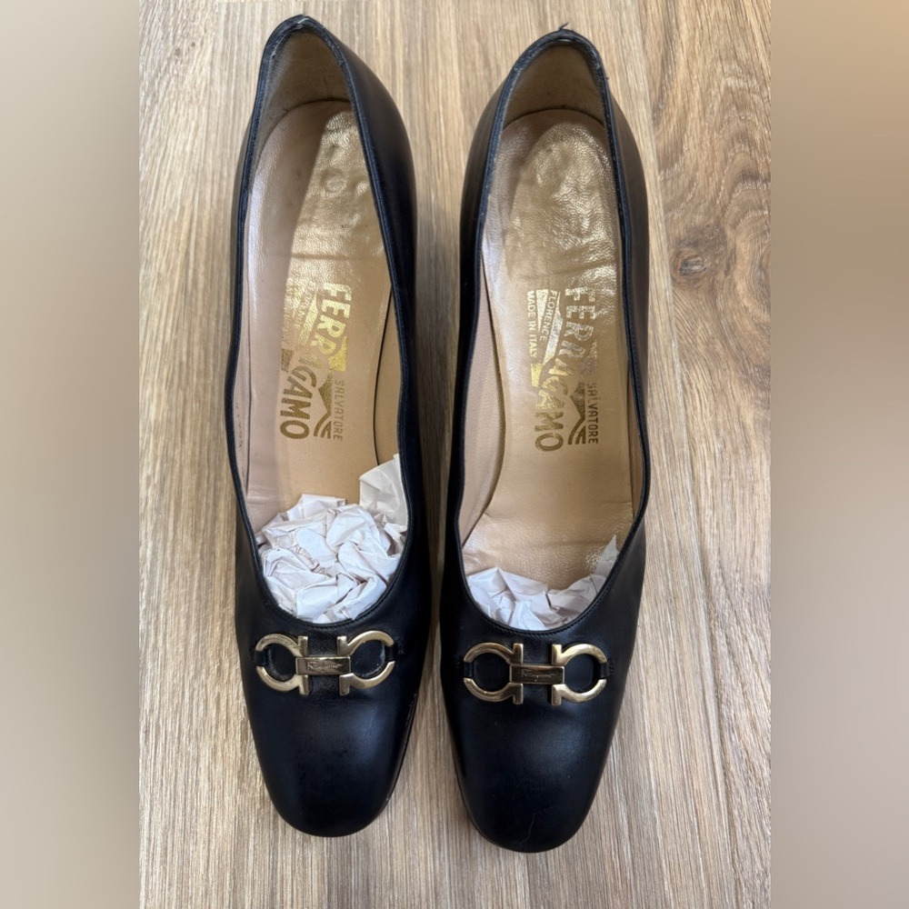 Salvatore Ferragamo Gancini Black Leather Block Heel Pumps Size 7.5 AAA EUC